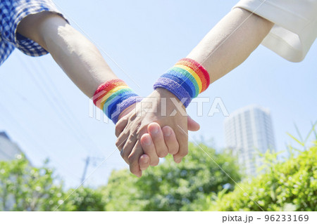 浜辺で手を繋いで歩くカップルの写真・画像素材-Snapmart スナップマート