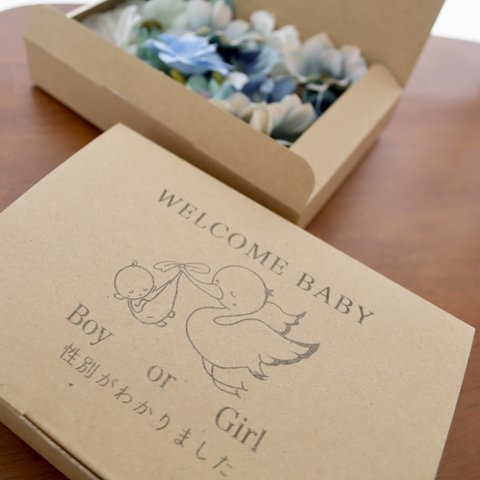 妊娠サプライズは簡単にBOXにしてみました☺︎ 中身は ・エコー写真 ・メインソバージュのラトル ・マタニティマーク ・DIYマルジェラ風カードを入れました！ 箱はセリアです🫶🏻 可愛く報告をしたかったので満足❤️‍🔥 .妊娠報告妊娠報告サプライズプレママさん