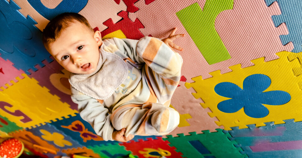 新生児が手足をバタバタして寝ない・泣く原因は？理由と対処法まとめ - こそだてハック