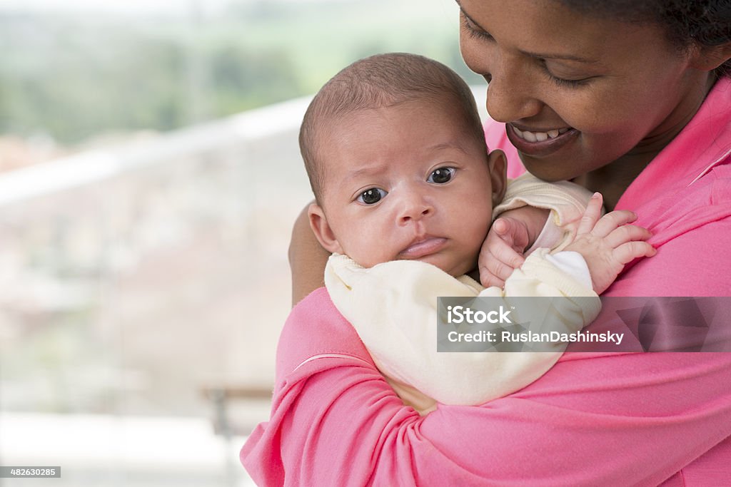 2 ヶ月赤ちゃんを抱いて黒人女性の肖像画。の写真素材・画像素材 Image 42364795