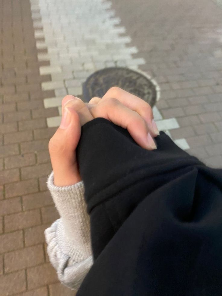 恋人繋ぎをしたい心理って？付き合っていないのに恋人繋ぎってあり？ - CanCam.jp キャンキャン