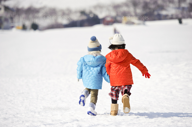 chiran.photo - .﻿ 後ろ姿もかわいい目標は ハトさん🕊🕊🕊 .﻿ ﻿ いろんなものに興味がある時期🌿 ﻿ .好奇心旺盛なキミから 学ぶことがたくさんあるよ😊✨ ﻿ ﻿ ﻿ファミリーフォト﻿過去フォト﻿新緑﻿気持ちがいい季節﻿好奇心旺盛こどものいる暮らし