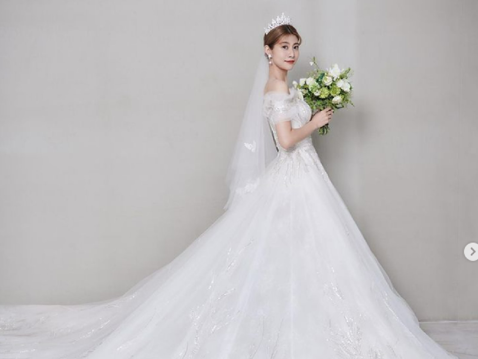 REAL WEDDING 元宝塚歌劇団 花組トップ娘役 花乃まりあ様 @mariakano_official 2021年春、太陽が降り注ぐ青空の下広大なブドウ畑が美しい中伊豆のワイナリーにて 結婚式を挙げられました。 美しい自然と花々が彩る秘密の花園で それはまるで恋の物語のような