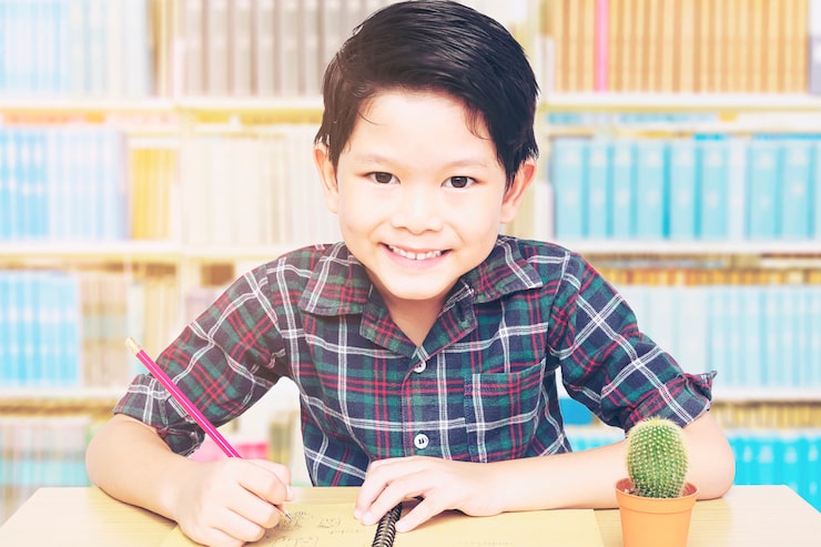 子供の隣に座っている幼い子供たちのグループの写真・画像素材-Snapmart スナップマート