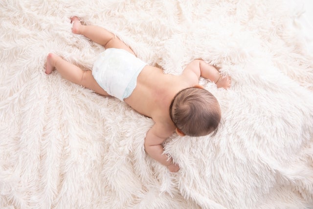 赤ちゃんを膝の上にのせてあやす男性 写真素材6570199- フォトライブラリ