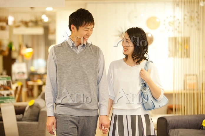 外で手を繋ぐ性的マイノリティの男性カップル 顔無しの写真素材96233169- PIXTA