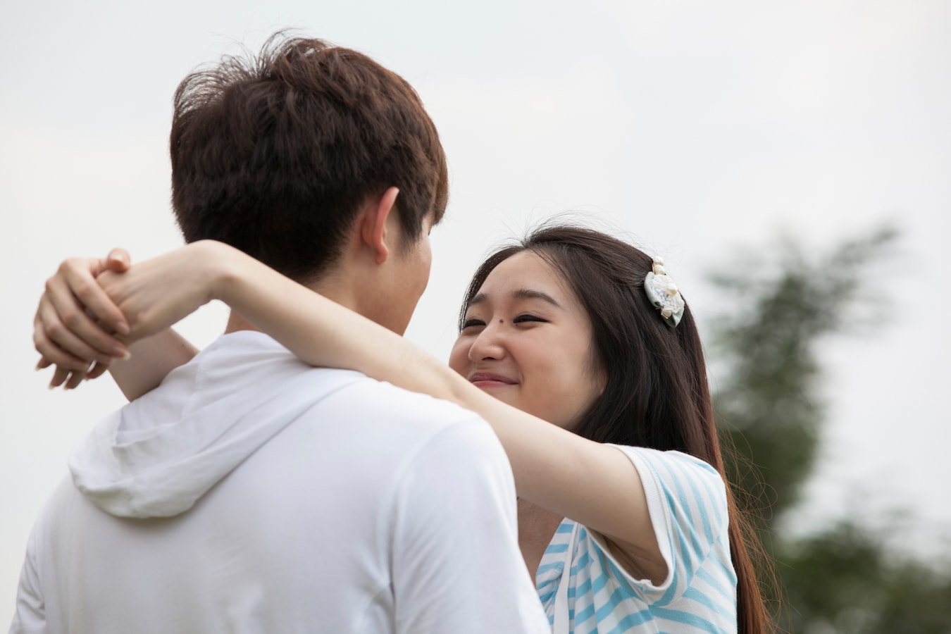 脈あり!? 男性が「ほっぺにキス」する心理とは「マイナビウーマン」