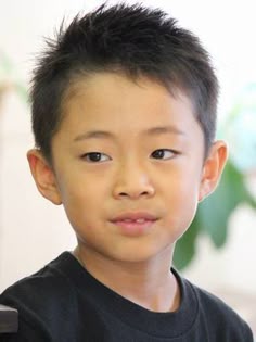 ベッカムご一家 父デヴィッド、娘のためにお裁縫♡@BAILA