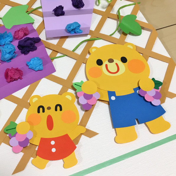 壁面製作でぶどうを作りました🍇 今回は自分でのりを使うことにも初挑戦！！ 指先を使って、上手にのりで貼る事ができました✨ 美味しそうなぶどうができたね😊りんご保育園まきの認可保育園美濃加茂市保育園製作ぶどう @ りんご保育園まきの