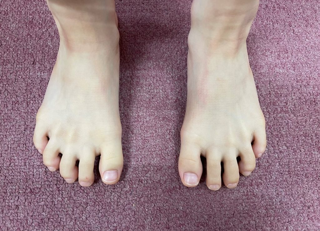 パパの指を握るアジア人の赤ちゃん の Stock フォトAdobe Stock