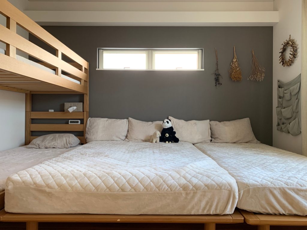 楽天市場 ロフトベッド ハイタイプ 狭い部屋 ベッドフレームのみ 小さめ 小さい はしご付き ハシゴ ロフト 棚付き コンセント付き 一人暮らしワンルーム 子供部屋 ベッド下 収納 頑丈 丈夫 携帯充電 子供部屋 子供ベッド 民泊 シェアハウス 天然木 すのこ スノコ サイド