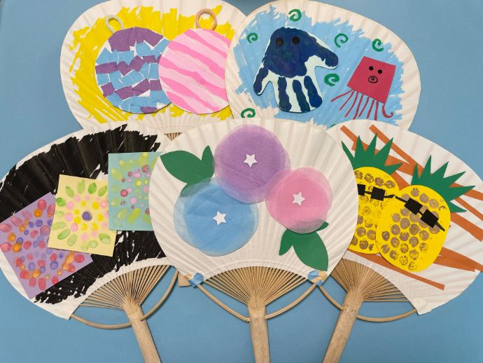 ⛄️ 0歳児 製作遊び！ 自分でシールを貼って 雪だるまの顔を作り帽子、手袋をつけてあげて 最後に スタンプで雪を降らせました😆可愛い雪だるまが完成しました！仁愛幼育園熊本市熊本市南区認定こども園保育園幼稚園子育て支援熊本子育て熊本ママと