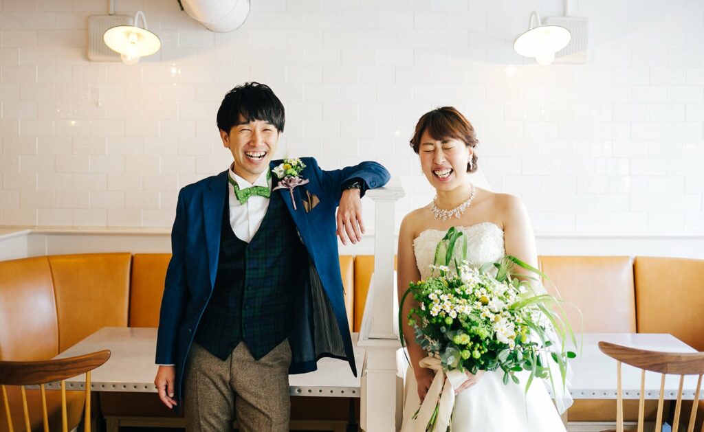 結婚式 新郎の衣装はスーツ？タキシード？カラー別の実例を紹介！ - BRILLIANCE+ - ブリリアンスプラス