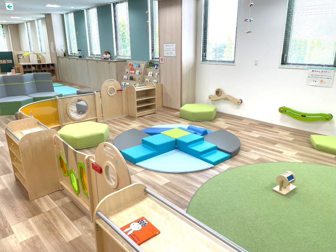 木の温もりを感じる幼児用ロッカー – なかよしライブラリ