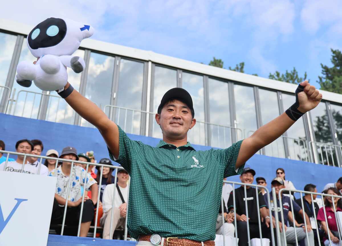 セガサミーカップ・初日＞練習中、笑顔を見せる父・丸山茂樹 左 と丸山奨王 撮影・西尾 大助- スポニチ Sponichi Annex スポーツ