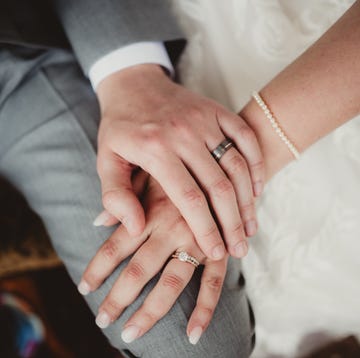 結婚式では「スマートウォッチ」の着用を禁止すべき？カップルが要求したドレスコードに賛否ハーパーズ バザー Harper's BAZAAR 公式