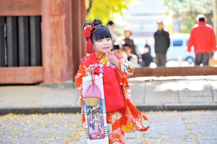 Amazon七五三 着物 3歳 フルセット 販売なごみや被布セット 着付け小物付 古典柄 髪飾り 被布 着物 襦袢 草履 巾着 足袋小物 キッズ 三歳 麻の葉_黒着物・浴衣 通販