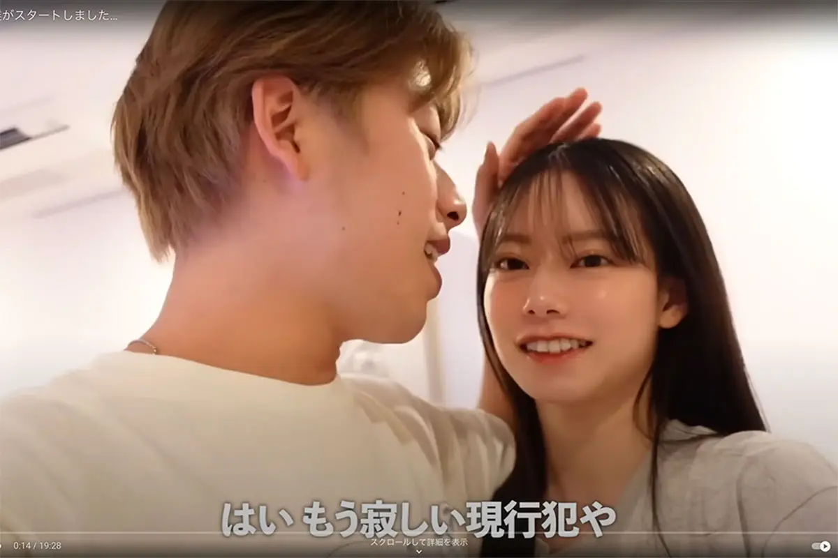 月をバックに立つカップルの写真素材FYI04486910ストックフォトの Qlean Market キュリンマーケット