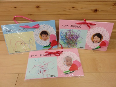 保育園 5月製作「母の日」プレゼントアイデア年少から作れる簡単折り紙カーネーション折り方保育士のお仕事静岡