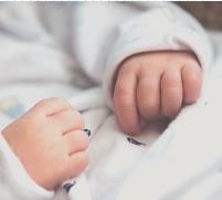 理由は？ 赤ちゃんが足をあげて「かかとおとし」のように落とす。寝てるときも夜中もかかと落としするけどなんで？ - むすめいくじ