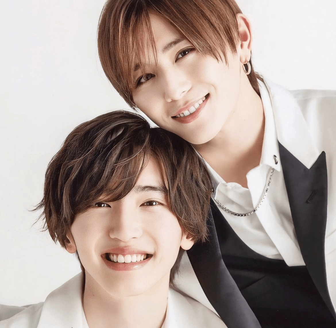 勝利のサインをしている幸せそうな顔に笑みを浮かべて孤立した緑の背景の上に立っているカジュアルな紫色のシャツを着て若いハンサムな男。ナンバー2。の写真素材・画像素材Image 174210913