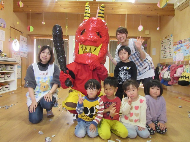 子供は見える ？本当にあった鬼の話 第10話「Mさんのこと」 描いた人▽ @ma.me.ne.ko ※怖い話が苦手な方はスルーしてください。 鬼の話3話からずっと頼りっぱなしだったMさん。我が家に起こる色々を何度も対応して頂きました。 そのMさんから霊障対応を辞めると聞いたの