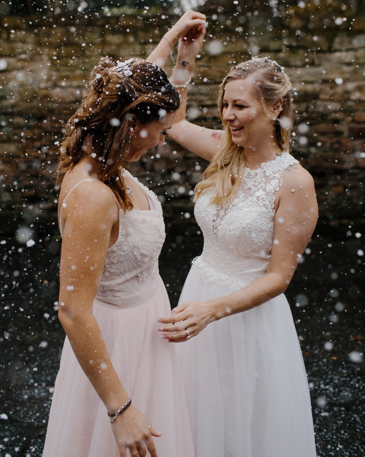 女性同士のウェディングフォト！ 撮っててすごい楽しかったです 今回は役柄での撮影でしたが、 これは今後増えて来そうですね😊AyK•••••••••••••••••••••写真家右近倫太郎ウェディングフォトグラファー 右近倫太郎前撮りといえばukwedding東京前撮り東京駅