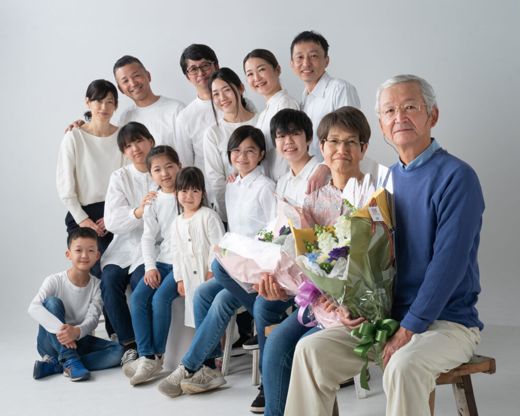 家族写真のおすすめポーズ11選！オシャレな写真を残すコツをご紹介 神奈川写真スタジオ・湘南フォトスタジオ - ライフスタジオ湘南店神奈川県藤沢市 写真スタジオ