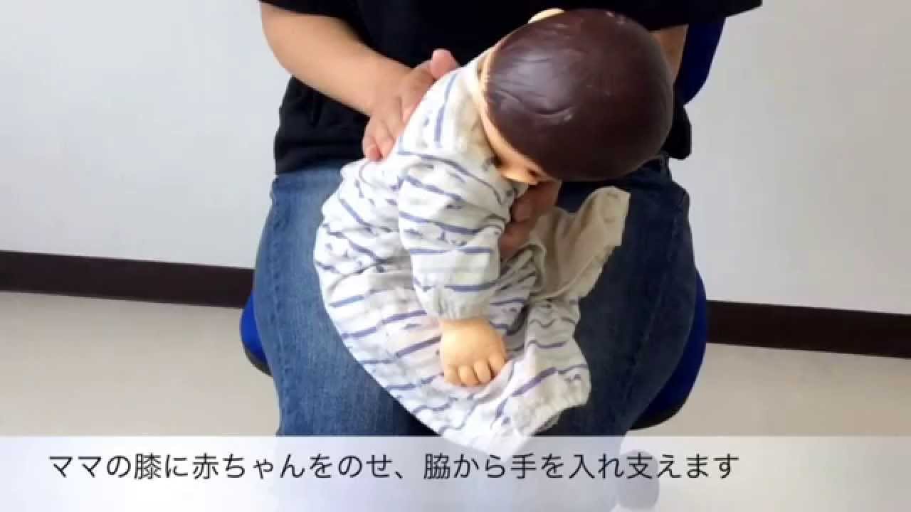 母親の膝の上に座って泣いてる赤ちゃん 写真素材988017- フォトライブラリ