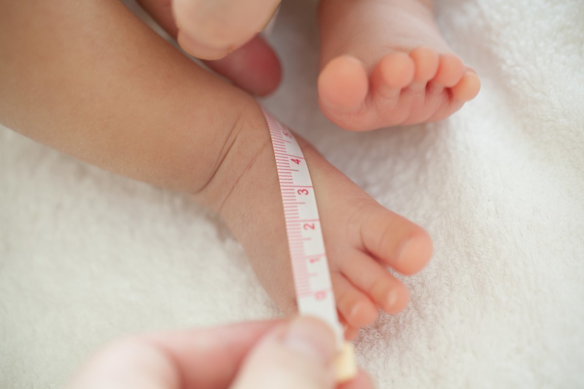 若い母親30と彼女の女の子子娘4 歳は、マニキュアの塗られた足のサイズを比較します。の写真素材・画像素材 Image 45816611