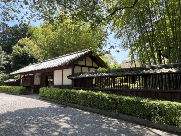 東京新橋から徒歩5分 烏森神社東京・新橋にある烏森神社は、都内屈指の 癌封じ のご利益がある神社として有名！有名人 堀ちえみさん・池江璃花子さん がお参りして、病気が治った事で有名になった神社で、「癌封じ御守」がいただけます。 季節事の御朱印もカラフルでとても可愛くて人気の神社です 烏森神社の御祭神は、倉稲魂命 ウガノミタマノミコト 、天鈿女命 アメノウヅメノミコト 、瓊々杵尊 ニニギノミ