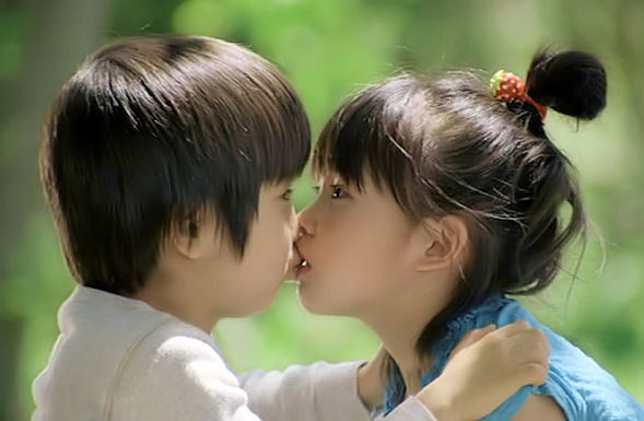 動物とキスするキッズの写真に癒される日本おばかキッズ協会