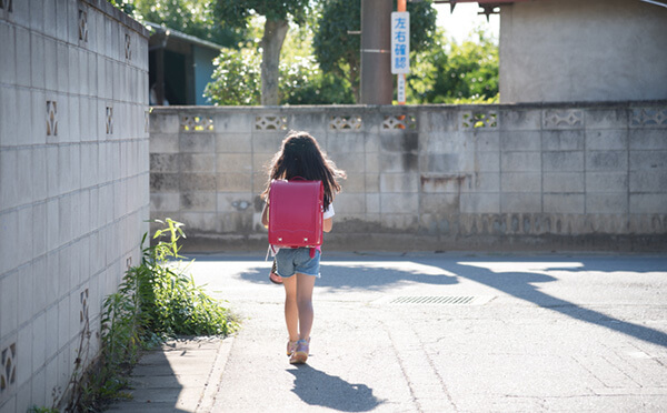 心に深い傷を負わせる陰湿な女子のいじめ 子どもを救い出すのは保護者の早い判断 不登校との付き合い方 12ベネッセ教育情報サイト