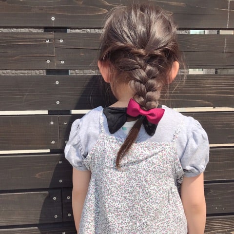 今日の娘🎀🤍🖤 左右に分けてそれぞれくるりんぱ3回して三つ編み♡薄毛だから、隠したつもりのゴムがバッチリ見えてるけど気にしない！見えないフリ！😂 時間あったので編み込みしようかなと思ったけど、まだサイドの毛が短くて崩れてボサボサになりそうなのでとりあえず