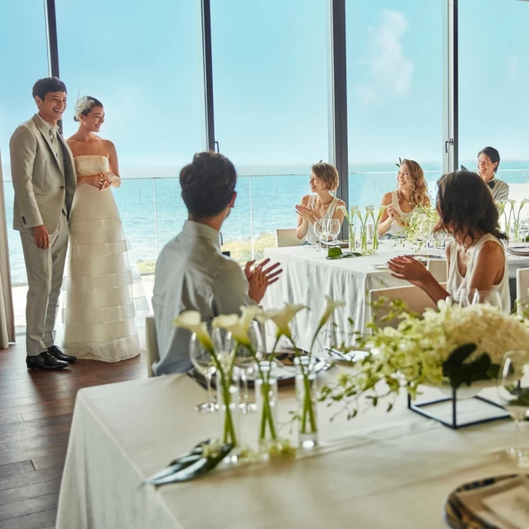 昨日のインスタLIVEにご参加いただいた皆様、ありがとうございましたそのなかで頂いたご質問にあった、「ゲストはどんな服装をしているの？」について、 LIVEでもお答えさせていただきましたが、国内のウエディングのように、モーニングや着物というお客様は