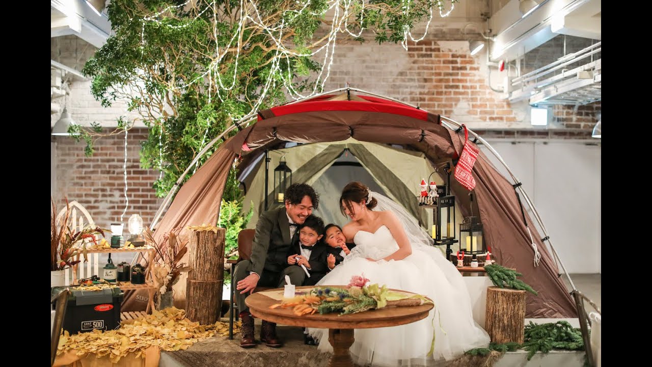 高砂装飾 キャンプをイメージしたという会場装飾。なかでも、テント風の高砂は、見た目もおしゃれでキャンプ ウェディングには欠かせない演出にみんなのウェディングストーリーみんなのウェディング