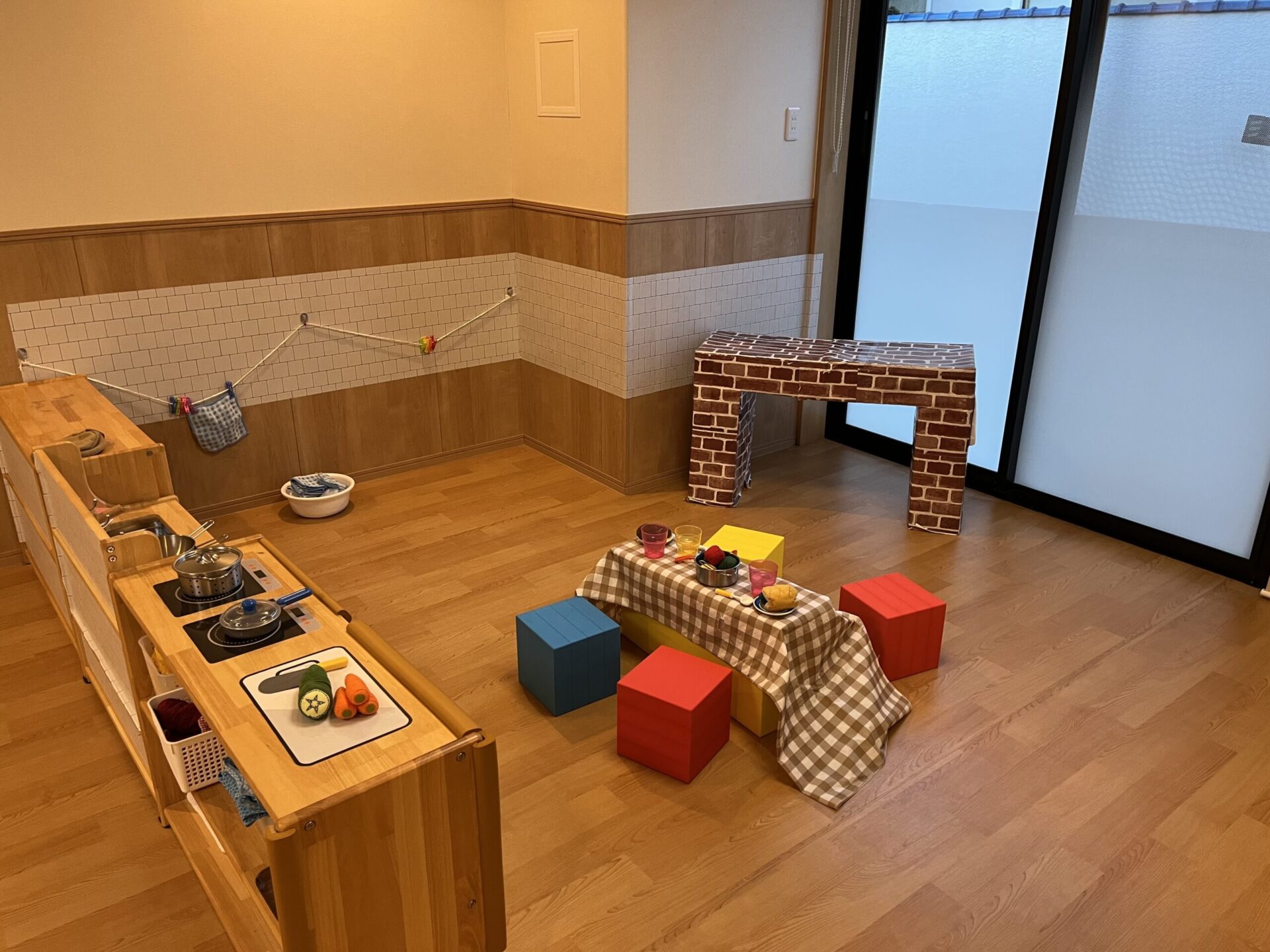 手作りおもちゃ✨冷蔵庫✨, ままごとが大好きなささや園の子どもたち。, ままごとの遊びがもっともっと広がるように , という思いを込めて、,冷蔵庫を作りました😊✨, 冷蔵庫を開けて、ペットボトルや食べ物を出し入れしたり、, 冷蔵庫に貼ってあるイラストを「ピッ」と言いながら押して,自動販売機に見立てたりして遊んでいました！☆,福島市,認可保育園,保育園,キッズフィールド,