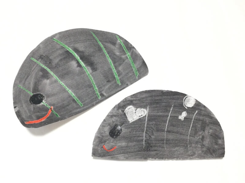 5月の制作です🎏 2歳児 白いクレヨンで描いてから黒の絵の具ではじき絵をしてお散歩でたくさん出会った、だんごむしを作りました🎨背景は春のたんぽぽと綿毛をイメージして、黄色と白の絵の具でスタンピングandはじめてのブラッシングにも挑戦しました🪥 1歳児 カラフル