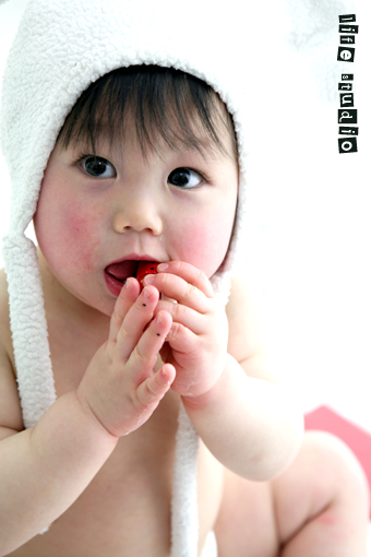 生後112日 プニプニほっぺがたまらない!! どれだけぷにぷにされても動じない生後3ヶ月の赤ちゃんがかわいいDay 112. Ponu'ssoft chubby cheeks- YouTube