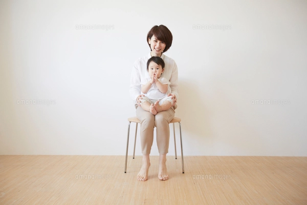 膝上抱っこの赤ちゃん」の画像素材 写真・イラスト- イメージマートimagemart