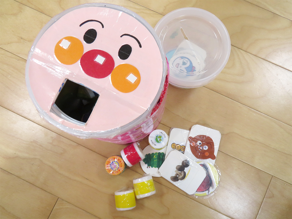 0歳児の手作りおもちゃの紹介です❤️ 大好きなアンパンマンや乗り物、動物たちのコロコロ絵合わせです😊 楽しみにながら手指が鍛えられます‼️@hoikurenmei こちらでも、保育情報を配信中です✨網干保育園手作りおもちゃ絵合わせアンパンマンくだもの動物