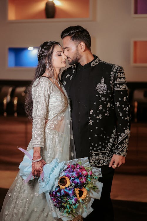 ウェディングプランナーの女性 困った笑顔 イラスト素材6191095- フォトライブラリ