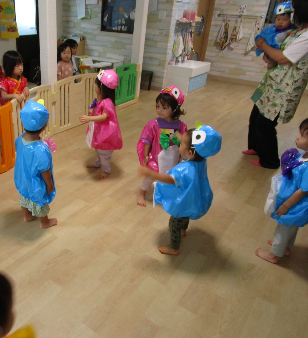 本日は @saaco321 さんの投稿をご紹介します✨ ⁡ １歳児クラスの運動会の パイナップルとブドウの衣装✨ とても可愛いですね😍 ⁡ ⁡ ⁡⁡ ⁡ ⁡ @hoiku_idea_official ←保育アイデアを発信中♡ ⁡ ⁡ ＼明日の保育に役立つ情報をお届け◻️たのしい遊びネタ◻️壁面