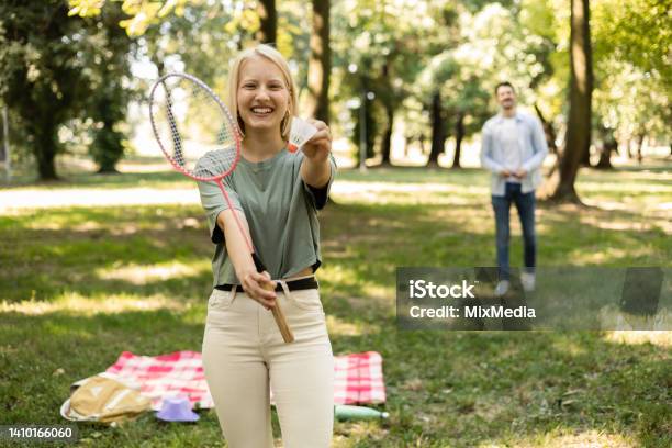 公園でバトミントンをするカップルの写真素材・画像素材 Image 21875784