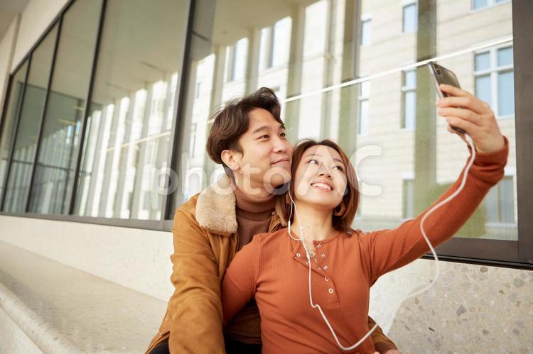 自撮りするカップル1 - No: 2975308写真素材なら「写真AC」無料 フリー ダウンロードOK