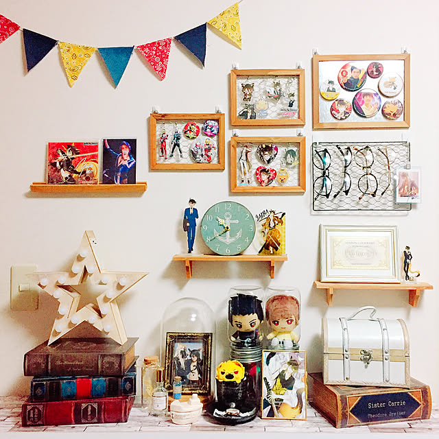 100均でアニメグッズをディスプレイ！眺めて浸る、見せる収納