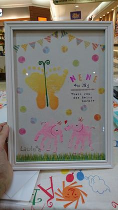 3月の製作です✨ 💐花束💐 子どもが手を加えたのは ・手形スタンプ ・足形スタンプ ・色塗り 花・貼る です😊こちらは、0歳児と一緒に作りました✨ 0歳児クラスってこんなに色塗り上手なのかと驚かされました👏 手形も足形も泣かずに取れました💕保育士 幼稚園教諭