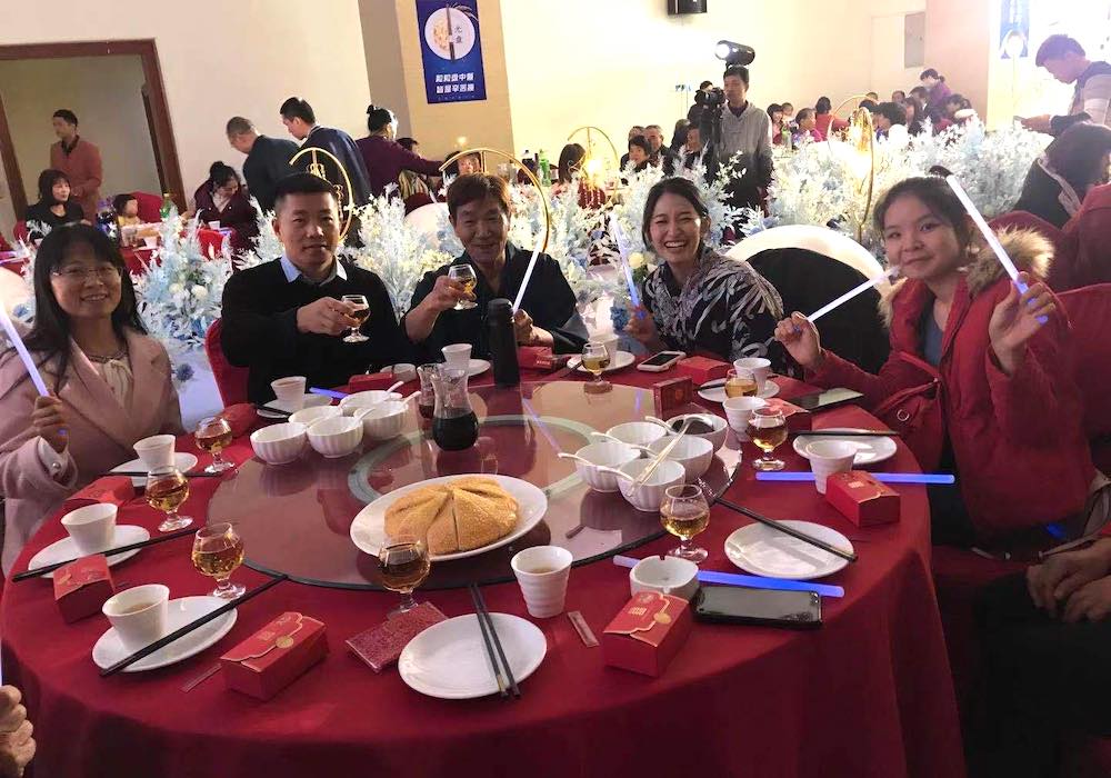 広東省の豪華な結婚式 多くの金のアクセサリーで装う新郎新婦6 --人民網日本語版--人民日報