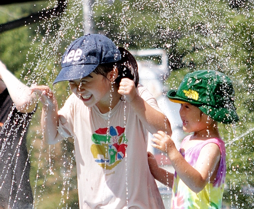 4ページ目女の子 水遊びの写真素材写真素材なら「写真AC」無料 フリー ダウンロードOK