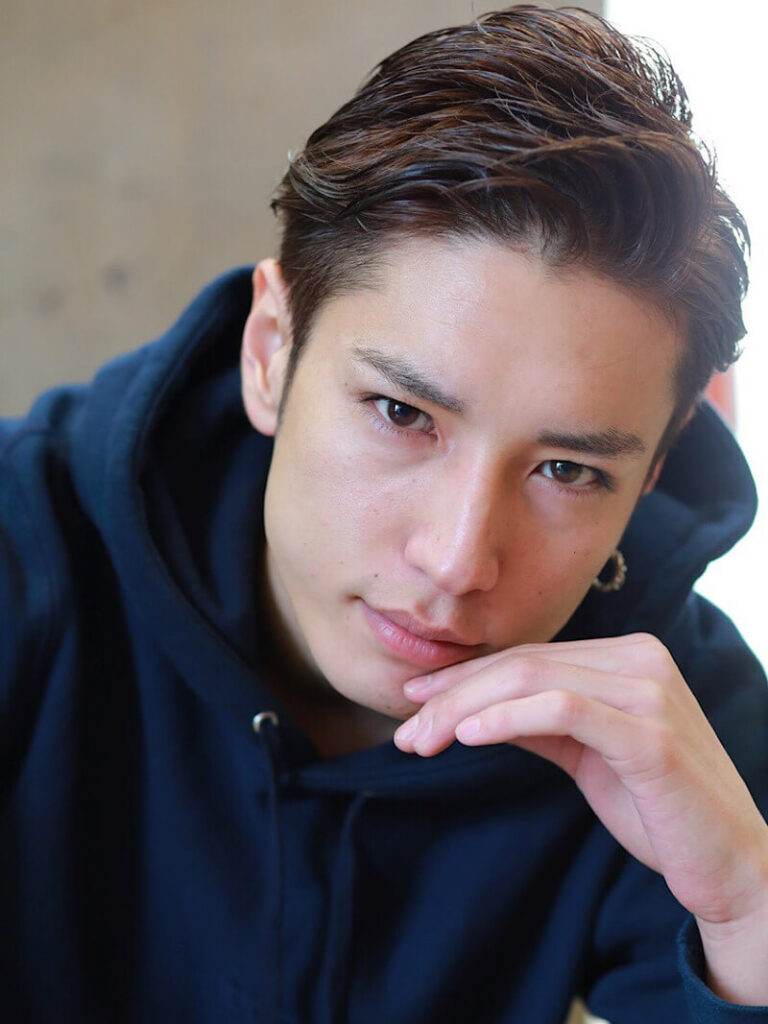 高校卒業おめでとう㊗️卒業式ヘア高校生髪型波巻きパーマメンズハイライトTikTok